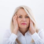 Tu nutrición V nutrición en la menopausia mujer con las manos en la cara
